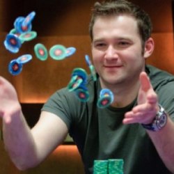 Что лучше для турнирного покера: ожидание или наращивание стека